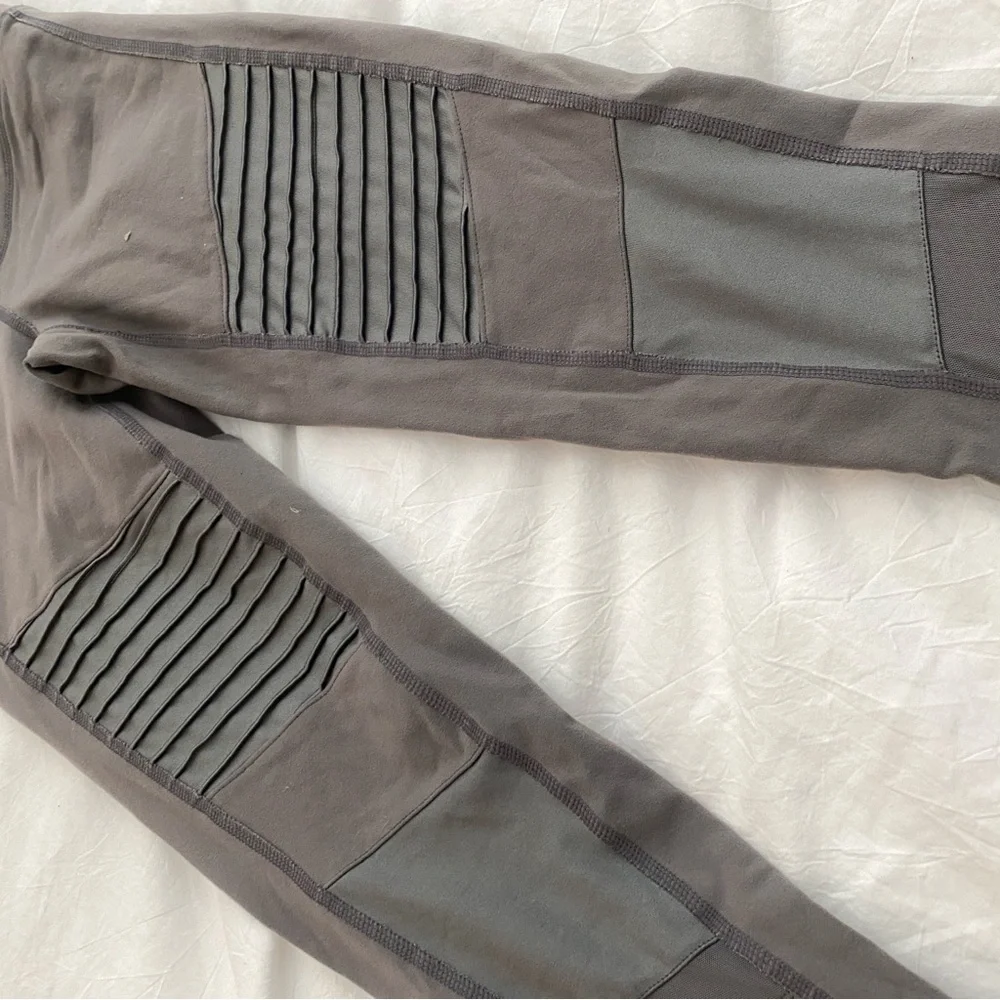 ALO YOGA Gray Women's Moto Leggings high waist 7/8 S - Picture 3 of 6